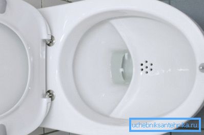 Neobvyklý dizajn, v ktorom sú odtok a polica obrátené Neobvyklý dizajn, v ktorom sú odtok a polica obrátené