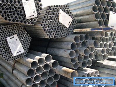 Niekoľko veľkostí oceľových rúr valcovaného materiálu. Niekoľko veľkostí oceľových rúr valcovaného materiálu.