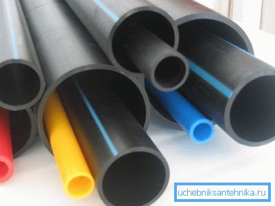 Niekoľko veľkostí potrubí z polyetylénu. Niekoľko veľkostí potrubí z polyetylénu.