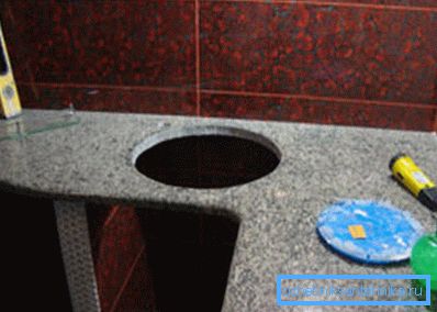 Výklenok pod kruhovým umývadlom v kuchyni. Výklenok pod kruhovým umývadlom v kuchyni.