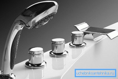 Ergonómia know-how - kúpeľ s kohútikom na palube Ergonómia know-how - kúpeľ s kohútikom na palube