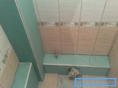 Ohrieva sa zo sádrokartónovej krabice odolnej voči vlhkosti Ohrieva sa zo sádrokartónovej krabice odolnej voči vlhkosti