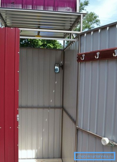 Plášť vonkajších stien namaľoval profilový list. Plášť vonkajších stien namaľoval profilový list.
