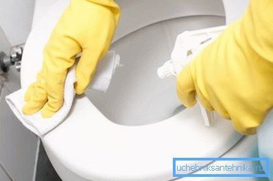 Pri používaní chemikálií v domácnosti používajte rukavice. Pri používaní chemikálií v domácnosti používajte rukavice.