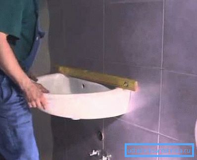 Nezabudnite overiť, či je inštalácia správna s použitím úrovne budovy.