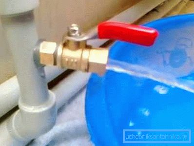 Jednou z funkcií žeriavov je plnenie a vypúšťanie chladiacej kvapaliny. Jednou z funkcií žeriavov je plnenie a vypúšťanie chladiacej kvapaliny.