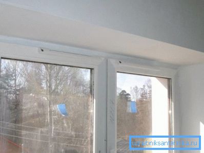 Okno s nainštalovaným vstupným ventilom. Okno s nainštalovaným vstupným ventilom.