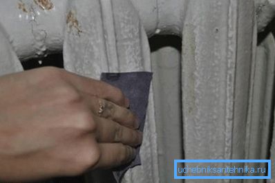 Lakovanie liatinových radiátorov vyžaduje prípravnú fázu, výrobok by mal byť pred povlakom opatrne Lakovanie liatinových radiátorov vyžaduje prípravnú fázu, výrobok by mal byť pred povlakom opatrne