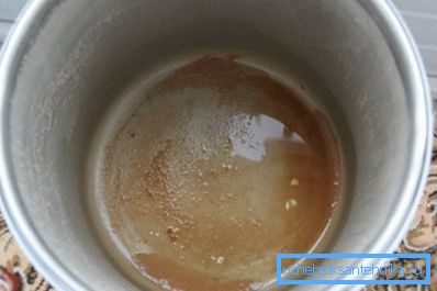 Sediment v spodnej časti vedra je znakom prebytočného železa Sediment v spodnej časti vedra je znakom prebytočného železa