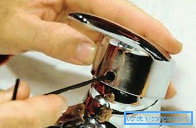 Odskrutkujte upevňovaciu skrutku Odskrutkujte upevňovaciu skrutku