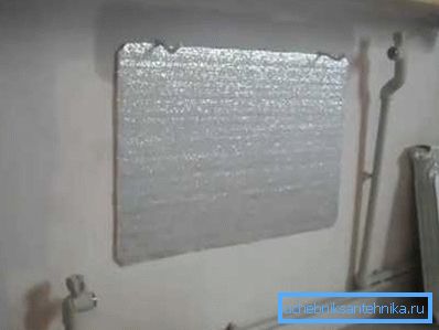 Reflektor je prilepený priamo pod držiaky chladiča. Reflektor je prilepený priamo pod držiaky chladiča.