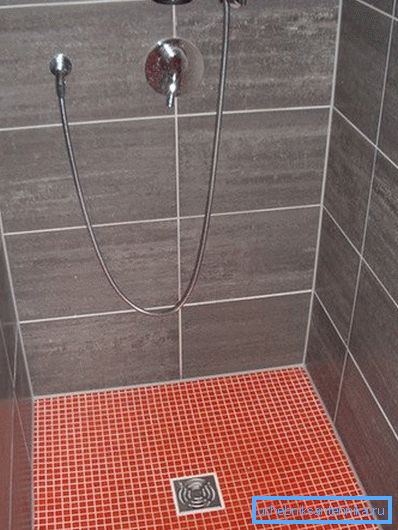 Neprítomnosť palety uľahčuje starším ľuďom a deťom vstup do kabíny - teraz neexistuje prah Neprítomnosť palety uľahčuje starším ľuďom a deťom vstup do kabíny - teraz neexistuje prah