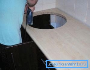 Otvor pre umývadlo v doske stola, rezané elektrickou priamočiarou pílou Otvor pre umývadlo v doske stola, rezané elektrickou priamočiarou pílou