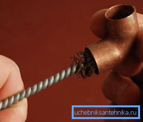 Pred spájkovaním sa dôkladne očistí vnútorná časť armatúry. Pred spájkovaním sa dôkladne očistí vnútorná časť armatúry.