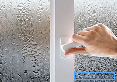 Prvým znakom neadekvátnej ventilácie je kondenzácia na okuliaroch, ktorú na fotografii skutočne vidíme. Prvým znakom neadekvátnej ventilácie je kondenzácia na okuliaroch, ktorú na fotografii skutočne vidíme.