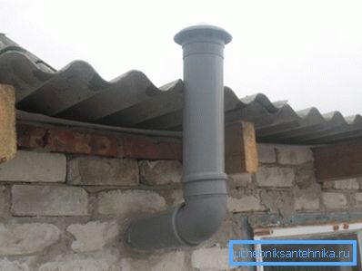 Plastové odpadové vody môžu nahradiť ventilačné potrubia. Na fotografii sa používa na usporiadanie ventkanálu v prístavbách.