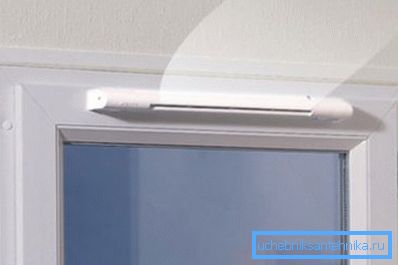 Plastové okienko so vstupným ventilom. Plastové okienko so vstupným ventilom.