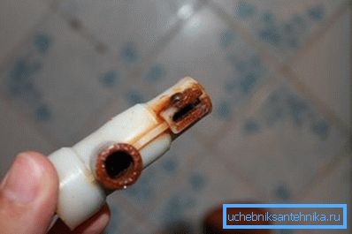 Plastové časti môžu byť tiež silne vystavené hrdze, ak sú v priamom kontakte s kovom. Plastové časti môžu byť tiež silne vystavené hrdze, ak sú v priamom kontakte s kovom.