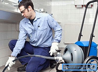 Pneumatické zariadenia sú schopné zvládnuť akékoľvek blokovanie, na tento účel existuje regulátor tlaku, ktorý posilňuje alebo oslabuje prietok vody (roztok) Pneumatické zariadenia sú schopné zvládnuť akékoľvek blokovanie, na tento účel existuje regulátor tlaku, ktorý posilňuje alebo oslabuje prietok vody (roztok)