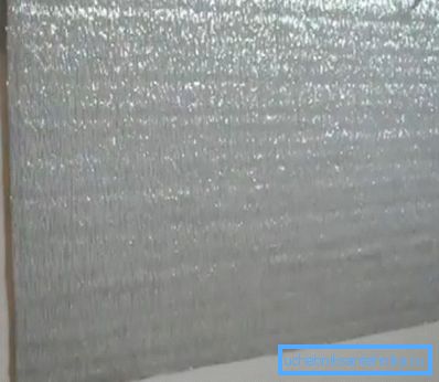 Špeciálny reflektor je umiestnený pod konzolami. Špeciálny reflektor je umiestnený pod konzolami.
