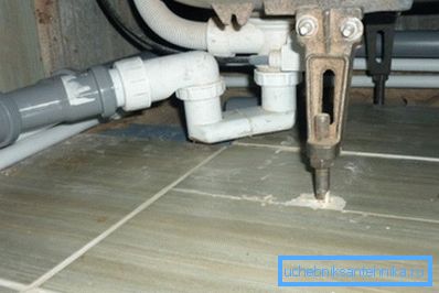 Pod podporou by sa mal dať nejaký trvalý materiál, pretože, napríklad, dlaždice pod závažnosťou kabíny môže ľahko crack Pod podporou by sa mal dať nejaký trvalý materiál, pretože, napríklad, dlaždice pod závažnosťou kabíny môže ľahko crack
