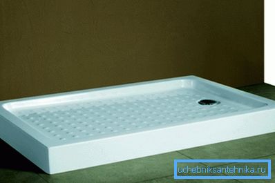 Paleta uvoľňuje priestor v kúpeľni.