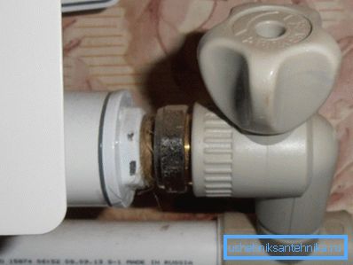 Pripojenie plastového kohútika k radiátoru Pripojenie plastového kohútika k radiátoru