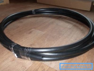 Polyetylénová rúrka na pripojenie k čerpadlu. Polyetylénová rúrka na pripojenie k čerpadlu.