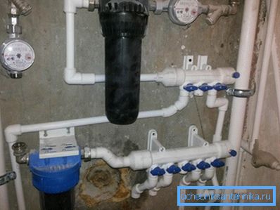 Polypropylénový hrebeň s integrovanými ventilmi. Polypropylénový hrebeň s integrovanými ventilmi.