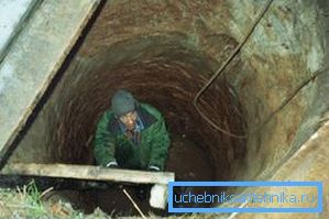 Niekedy na splnenie úlohy je potrebné ísť na dno studne, kde môžete vykonať ďalšie čistenie alebo profylaxiu.