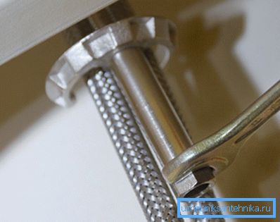 Po odskrutkovaní kolíkov môžete jednoducho odobrať svorku a vybrať miešačku Po odskrutkovaní kolíkov môžete jednoducho odobrať svorku a vybrať miešačku