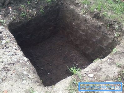 Po vykopaní otvoru by mali byť jeho steny zosilnené doskami. Po vykopaní otvoru by mali byť jeho steny zosilnené doskami.