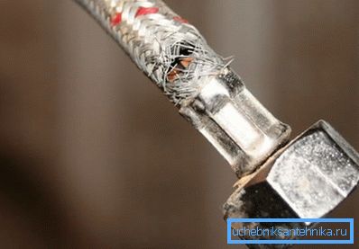 Poškodenie opletu v blízkosti vložky Poškodenie opletu v blízkosti vložky