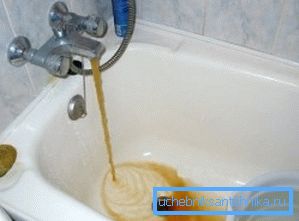 Zvýšený obsah železa môže byť niekedy identifikovaný hrdzavou farbou. Zvýšený obsah železa môže byť niekedy identifikovaný hrdzavou farbou.