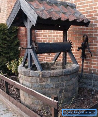 Výhodnými materiálmi na výrobu stredovekých vrtov sú staršie drevo a šedý kameň. Výhodnými materiálmi na výrobu stredovekých vrtov sú staršie drevo a šedý kameň.