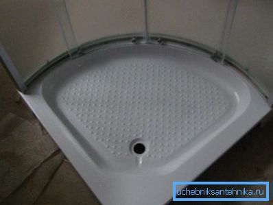 K dispozícii je sprchový kút s nízkou akrylovou panvou 80x80 mm. K dispozícii je sprchový kút s nízkou akrylovou panvou 80x80 mm.