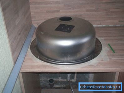 Predbežne prilepená maskovacia páska ochráni povrch tabletky pred poškriabaním. Predbežne prilepená maskovacia páska ochráni povrch tabletky pred poškriabaním.