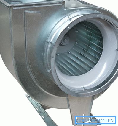 Keď sa medzera medzi predným kotúčom obežného kolesa a nasávacou tryskou zvyšuje, výkon ventilátora prudko klesá. Keď sa medzera medzi predným kotúčom obežného kolesa a nasávacou tryskou zvyšuje, výkon ventilátora prudko klesá.