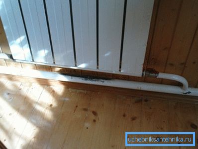 Keď je vzduch vyťahovaný do hornej časti batérie, cirkulácia prejde cez jeho spodný kolektor. Keď je vzduch vyťahovaný do hornej časti batérie, cirkulácia prejde cez jeho spodný kolektor.