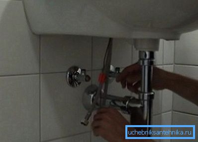 Prístroj je pripojený rovnako ako obvyklé kohútik. Prístroj je pripojený rovnako ako obvyklé kohútik.