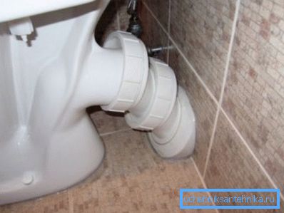 Zariadenia so šikmým pripojením sa jednoducho namontujú na toalete. Zariadenia so šikmým pripojením sa jednoducho namontujú na toalete.