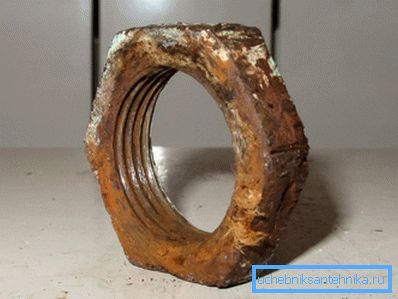 Príčinou trvalých netesností môže byť poškodenie samotnej poistnej matice. Príčinou trvalých netesností môže byť poškodenie samotnej poistnej matice.