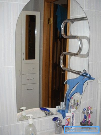 Lepený plech s farebnou vložkou. Lepený plech s farebnou vložkou.