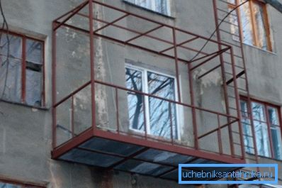 Príklad je skôr podmienený: v reálnych podmienkach sa zaťaženie ohybov na nosníkoch snaží kompenzovať iné štrukturálne prvky, ktoré vidíme na fotografii. Príklad je skôr podmienený: v reálnych podmienkach sa zaťaženie ohybov na nosníkoch snaží kompenzovať iné štrukturálne prvky, ktoré vidíme na fotografii.