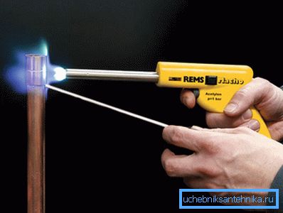 Príkladom toho, ako sa pájka aplikuje na medené rúrky. Príkladom toho, ako sa pájka aplikuje na medené rúrky.