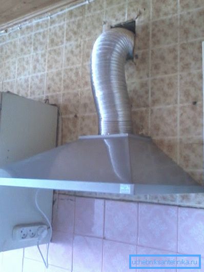 Príklad odstránenia rúry do ventilačného hriadeľa Príklad odstránenia rúry do ventilačného hriadeľa