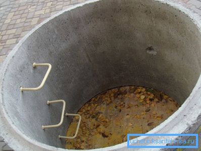 Výroba krúžkov pre studne ide ešte ďalej a poskytuje vnútorné schodisko a otvor na zásobovanie potrubia Výroba krúžkov pre studne ide ešte ďalej a poskytuje vnútorné schodisko a otvor na zásobovanie potrubia