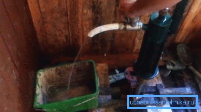 Čerpáme nad vodou, kým sa nezobrazí priehľadný prúd. Čerpáme nad vodou, kým sa nezobrazí priehľadný prúd.
