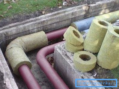 Proces izolácie kanalizácie od studenej vody. Proces izolácie kanalizácie od studenej vody.