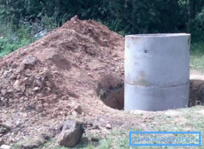Proces výstavby studne betónových krúžkov. Proces výstavby studne betónových krúžkov.